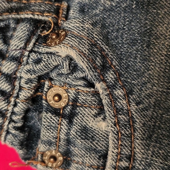 Levi's denim jeans and short sleeved tee shirt - Picture 8 of 8